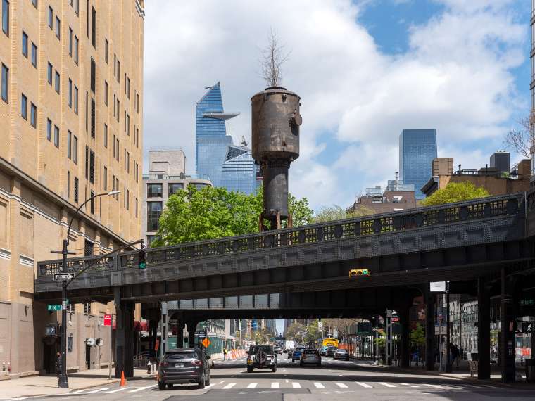 Ibrahim Mahama, 57 Forms of Liberty, 2021. High Line Commission. On view April 2021 – March 2022. Photo by Timothy Schenck. Courtesy of the High Line.