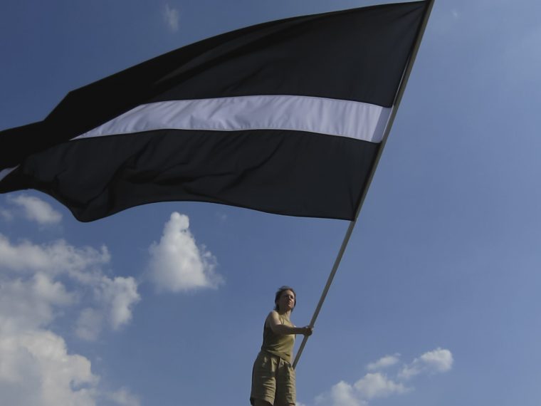Anna Sokolova, BLACK-WHITE-BLACK. MANIFEST, 2012, HD video, 1’36 min (loop). Image courtesy of the artist.