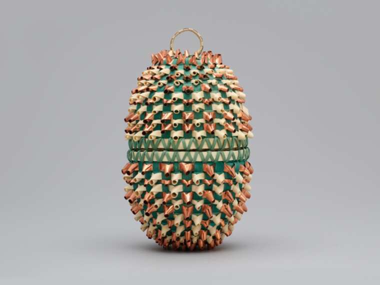 Kelly Church (Match-e-be-nash-she-wish Pottawatomi, Ottawa), Sustaining Traditions—Digital Teachings, 2018. Black ash, sweetgrass, copper and Rit dye; medicine pouch containing sage, tobacco, sweetgrass, and cedar; glass vial containing emerald ash borer and isopropyl alcohol; USB flash drive, 7 3/4 × 4 in. ©the artist, Courtesy of The Art Institute of Chicago.