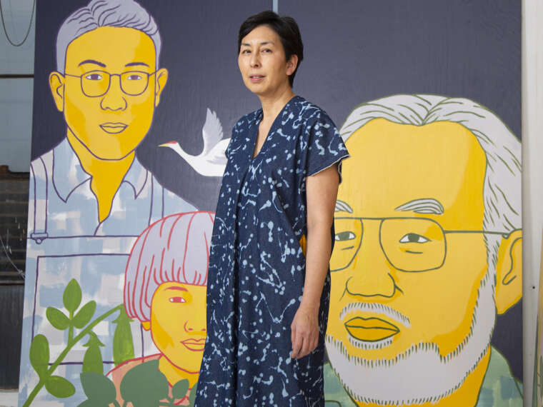2024 Artist-in-Residence, Michelle Kumata, is a featured artist in the exhibition Hānau Ka
Moʻolelo and is leading the inaugural Young Artist Residency Program titled Pass It On:
Intergenerational Learning and Legacy Building Through Art.
Photo Credit: John Lok
