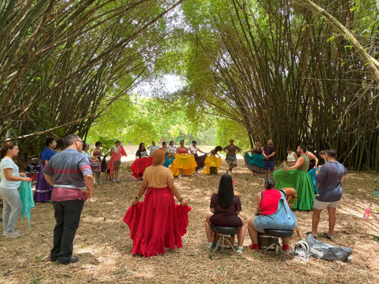 Lio Villahermosa’s Bomba workshop at Casa Común Para la Naturaleza, Antiguo Acueducto de rio Piedras, San Juan, Puerto Rico, 2025. Courtesy Para la Naturaleza.